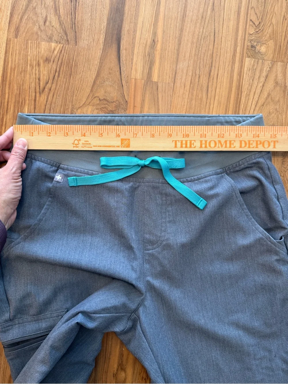 FIGS Technical Zamora Grey Jogger Scrub Pants Women’s Small Tall - Picture 8 of 8